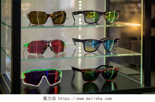 太阳眼镜店里各种展示架